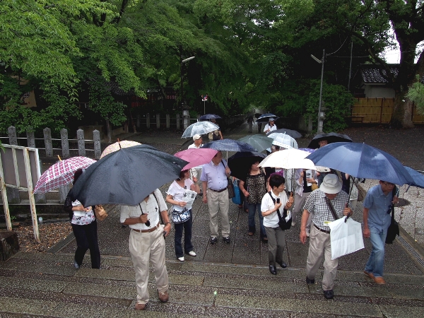 3995-13.6.19向日神社参道を歩く皆さん.jpg