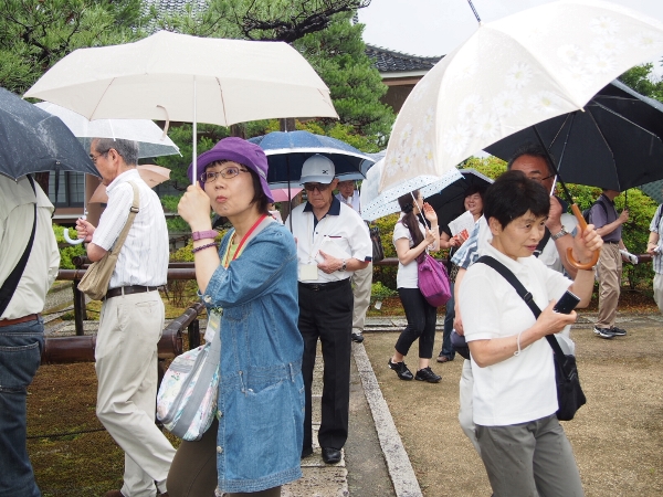 3996-13.6.19俊藤さんの説明の後動き出す皆さん.jpg