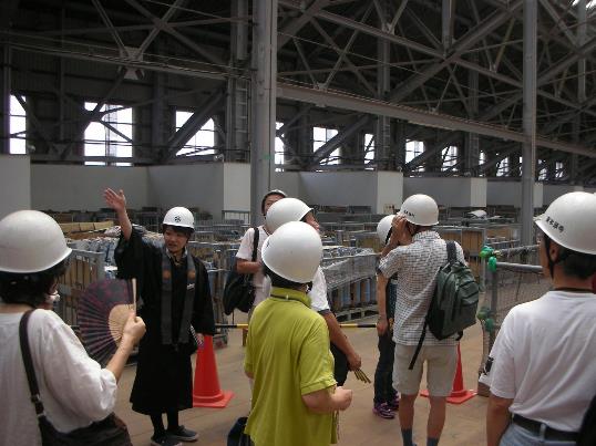 4082-13.8.9工事中の建物を見学.jpg