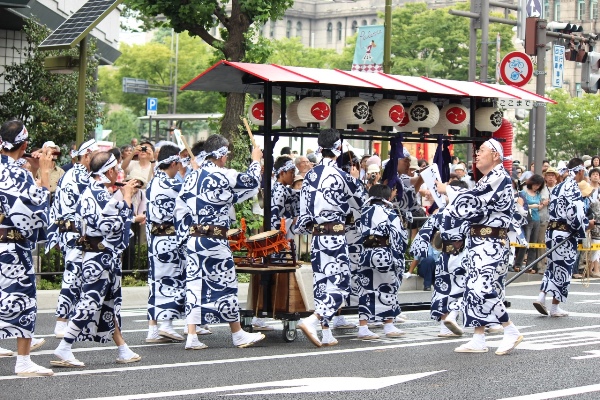 4106-河原町通御池通交差点前お囃子方.jpg