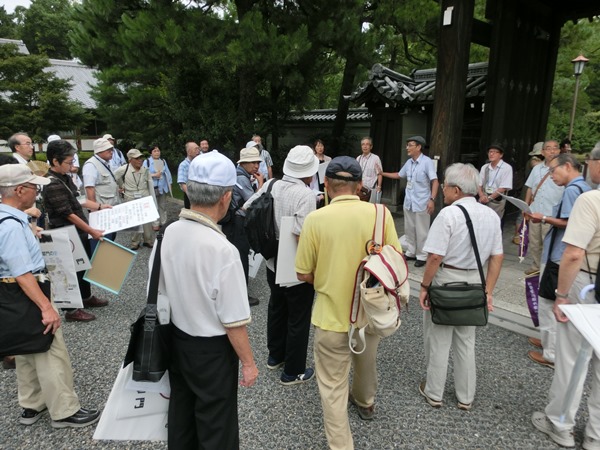 4213-13.9.1上京御苑ツアー開始前打ち合わせ風景.jpg