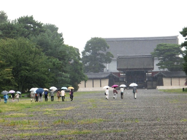 4275-13.9.8建礼門南側を歩くみなさん.jpg