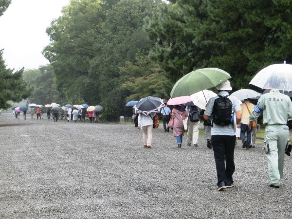 4287-13.9.8西園寺邸跡付近を歩く長い列.jpg