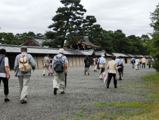 4294-13.9.8中山邸から西に歩き出した皆さん.jpg