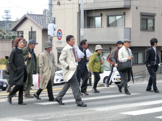 4631-13.11.13横断歩道を渡るみなさん.jpg