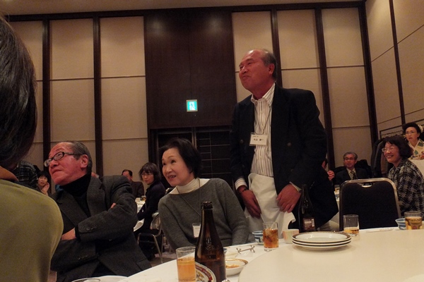 4826-13.12.14忘年会中江さんクイズタイム会場の皆さんの様子.jpg