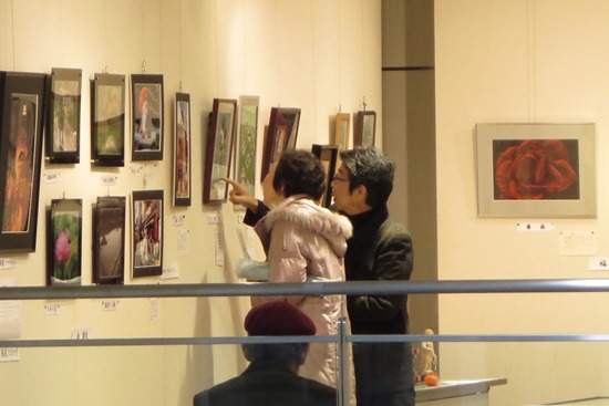 4944-2014作品展展示室を外から宮川さんと新井さん.jpg
