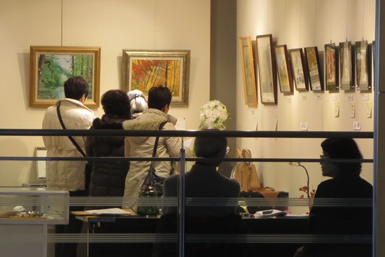 4945-2014作品展展示室を外から数人のお客様手前八並さまと木村様.jpg