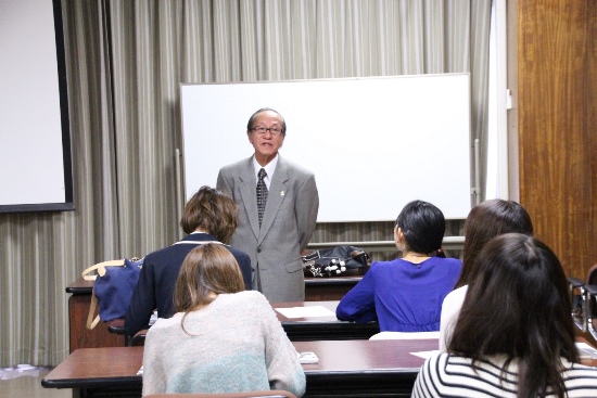 5964-14.10.11ミスキャン講習会終了後に立ってお話しする理事長.jpg