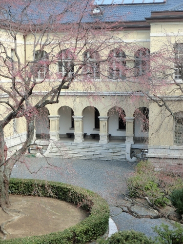 664-20110325府庁の桜つぼみ旧館背景.JPG