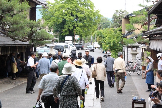 Ｈ27.6.7あぶり餅屋さん前を行く田村さんの班