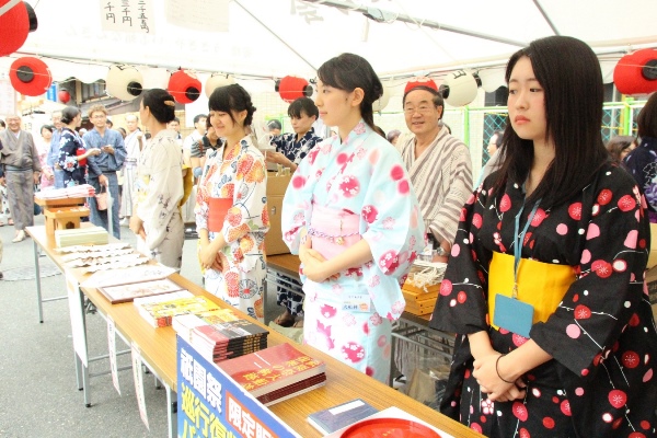 15.7.23テント内の学生さん