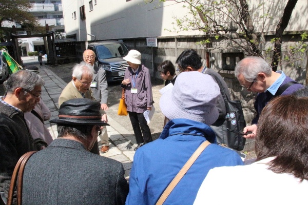 16.4.12牛の角石を確認する皆様