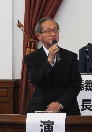 総会で報告する坂本理事長