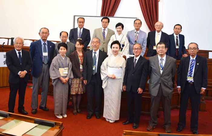 小松新理事長を中心に新体制発足　　　後列左から2人目が新任の伊藤理事