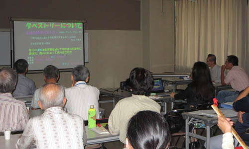 熱心に講演を聴くやわた観光ガイド協会の皆さん