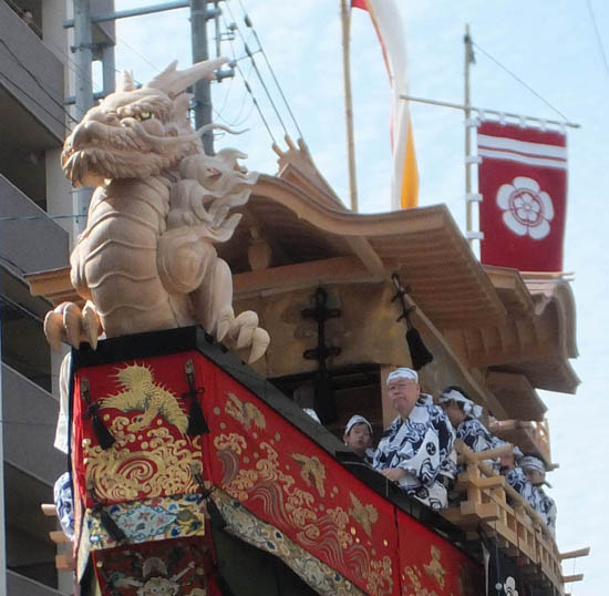 船首に新しい龍頭を据え、巡行に向かう大船鉾（新町通：２４日）