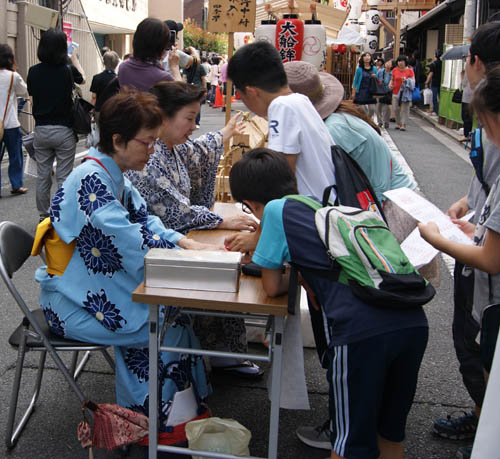 スタンプラリーの受付 きれいに押すのも大変です(21日)