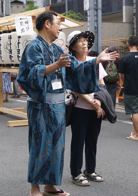 ボランティアの合間に見学の方にご説明(22日)
