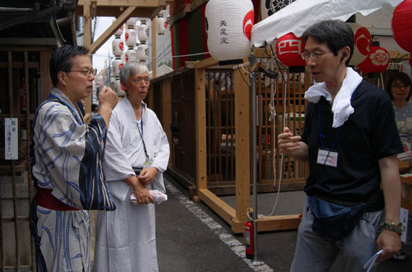 保存会の方と打ち合わせ　左からリーダーの伊藤義男理事　櫻井博会員（２１日）