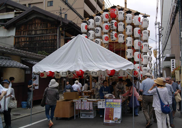 駒形提灯が飾られた大船鉾　手前の大テントで粽などを授与していました（２１日）