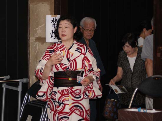 風通しが悪い町会所の1階で下足番は大変(出川会員)