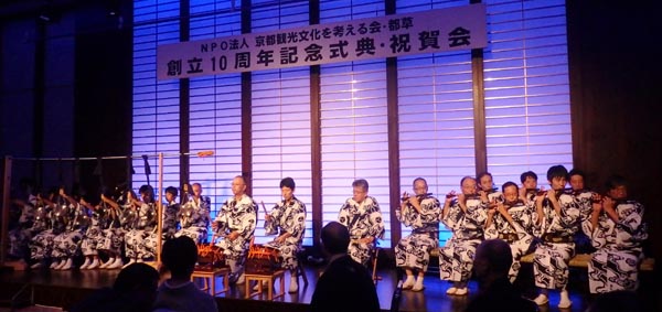 祇園囃子を演奏する大船鉾保存会の皆様、右から3人目が松村成昭会員
