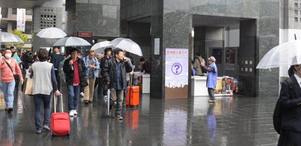 雨の日でも観光客はたくさん来られます