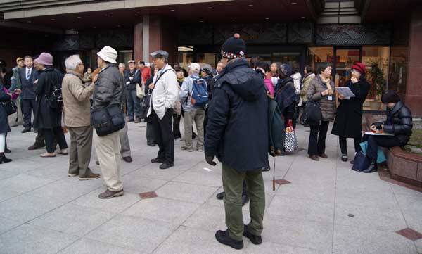 京都駅八条口のアバンティ前に集まる参加者