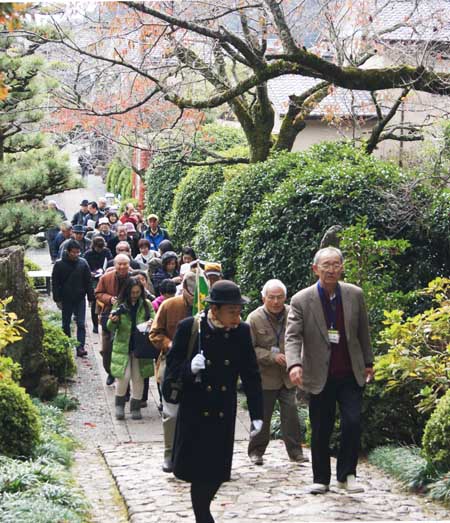 龍潭寺大門へ向かう坂を上る参加者