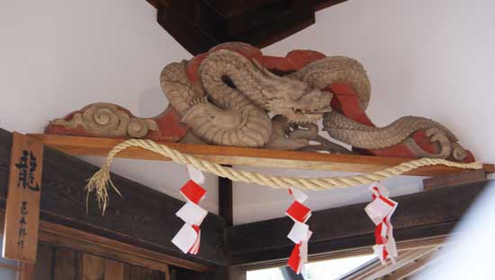 左甚五郎作と伝わる一刀彫りの龍