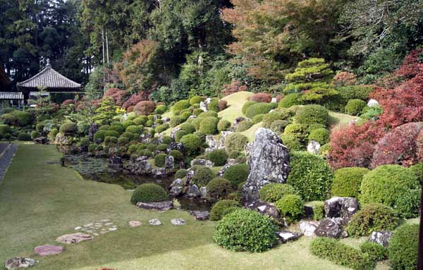 小堀遠州作、国指定名勝の池泉観賞式庭園