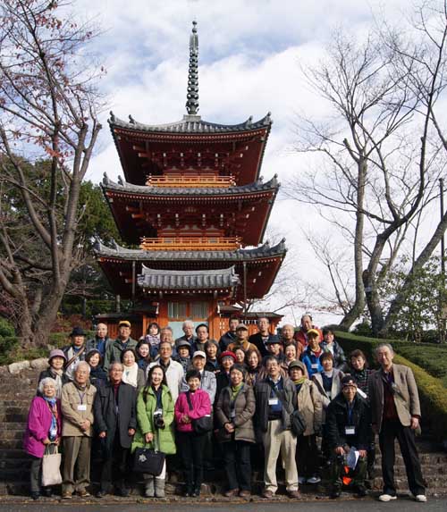 方広寺三重塔前で記念撮影