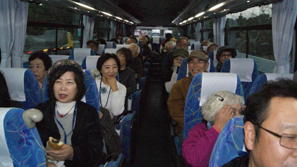 方広寺の見学を終え、帰路につくバス、皆さんリラックスしています