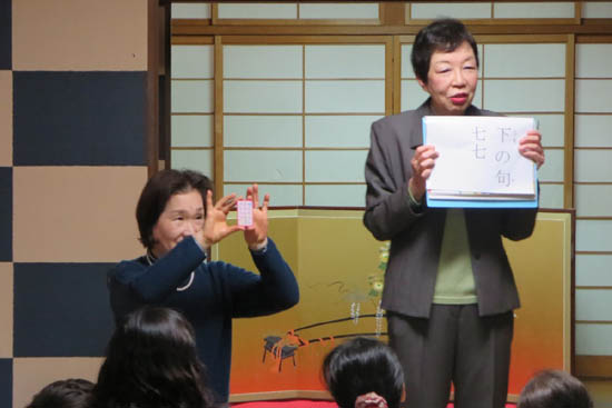 百人一首の説明をする宮川恭子会員(右)と、安田富枝会員