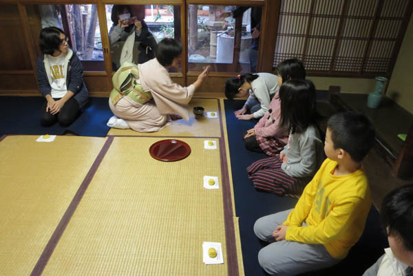 お茶席で、お茶の頂きかたを指導する冨田雅子会員