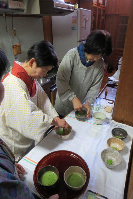 裏方のお水屋でのお茶を点てる藤井久美子会員(左)、須山里己会員も大忙し