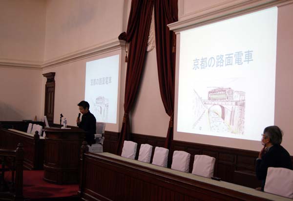 講演する新井滋子会員 2台のプロジェクターが活躍