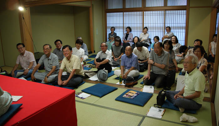 参加された会員も楽しそう 前列右端が林寛治会員