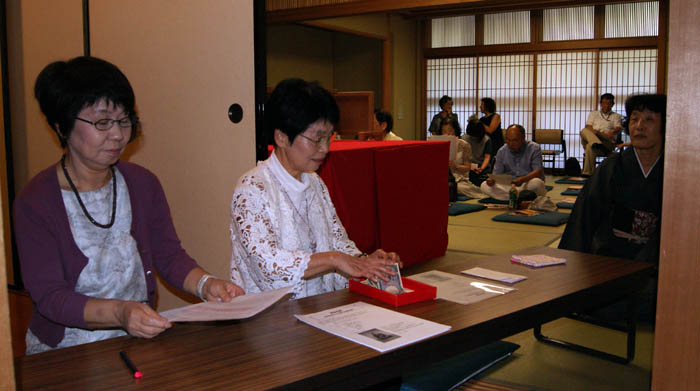 受付の西田民子会員と藤井久美子会員