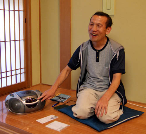 出囃子担当の川村剛会員 なかなかタイミングが難しい