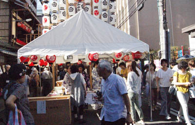 今年もボランティア活動する皆さん（21日）