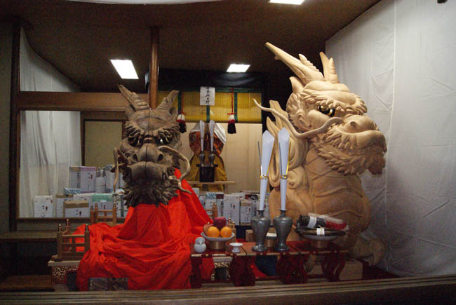大船鉾の龍頭(右) 左はモデルとなった龍尾神社の龍頭