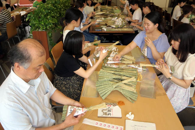 粽作りも大切な仕事です(9日)