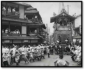 寺町三条の三嶋亭前を巡行する函谷鉾(昭和34年)