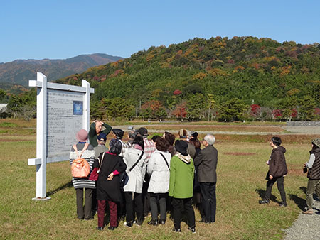 国史跡 美濃国分寺跡で説明をする中江研修部長