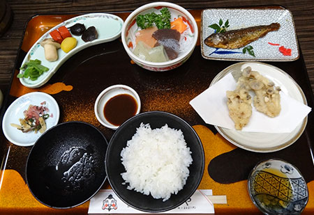 昼食に郷土料理のこんにゃくや豆腐の田楽など