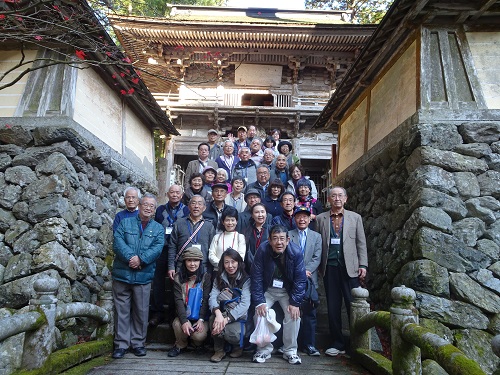 横蔵寺 三重塔の前にて