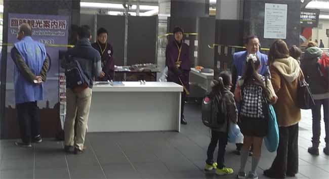 京都駅臨時観光案内所で案内する都草会員