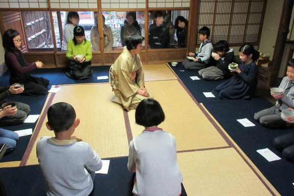 慣れない正座にとまどう子供もいましたが、皆お茶とお菓子をおいしくいただきました